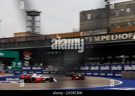 Berlin, Deutschland. Mai 2024. 01 DENNIS Jake (gbr), Andretti Global, Porsche 99X Electric, Aktion beim Berlin ePrix 2024, 7. Treffen der ABB FIA Formel E Weltmeisterschaft 2023-24, auf dem Tempelhof Airport Street Circuit vom 10. Bis 12. Mai 2024 in Berlin Credit: Independent Photo Agency/Alamy Live News Stockfoto