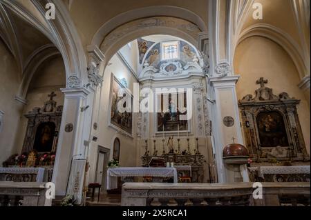 Mutterkirche von San Bartolomeo Apostolo. Früher S. Maria Assunta in cielo gewidmet. Seine Form ist ein lateinisches Kreuz mit drei Schiffen, die durch t voneinander getrennt sind Stockfoto