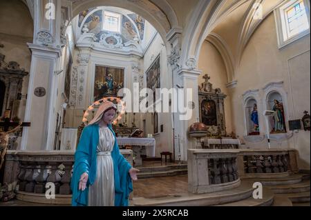 Mutterkirche von San Bartolomeo Apostolo. Früher S. Maria Assunta in cielo gewidmet. Seine Form ist ein lateinisches Kreuz mit drei Schiffen, die durch t voneinander getrennt sind Stockfoto