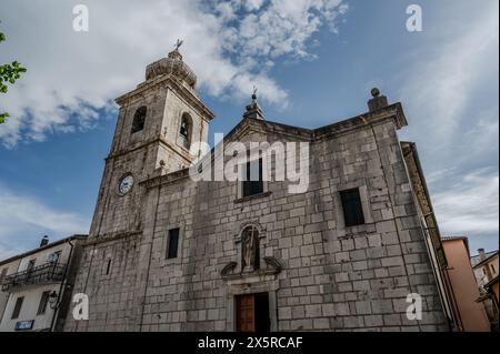 Mutterkirche von San Bartolomeo Apostolo. Früher S. Maria Assunta in cielo gewidmet. Seine Form ist ein lateinisches Kreuz mit drei Schiffen, die durch t voneinander getrennt sind Stockfoto