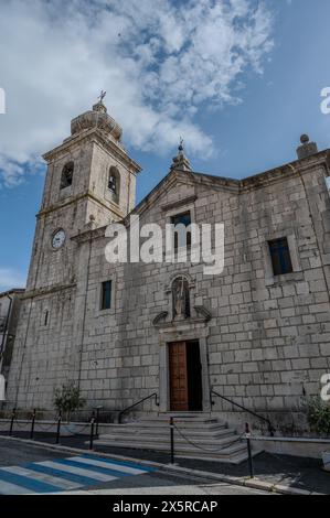 Mutterkirche von San Bartolomeo Apostolo. Früher S. Maria Assunta in cielo gewidmet. Seine Form ist ein lateinisches Kreuz mit drei Schiffen, die durch t voneinander getrennt sind Stockfoto