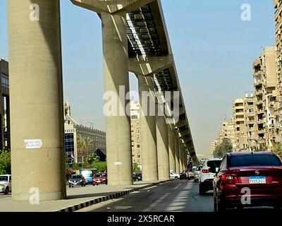 Kairo, Ägypten, 24. April 2024: Monorail-Projektgelände mit Gerüsten und Kran, die Cairo Monorail ist eine zweigleisige Monorail-Schnellbahn Stockfoto