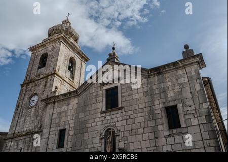 Mutterkirche von San Bartolomeo Apostolo. Früher S. Maria Assunta in cielo gewidmet. Seine Form ist ein lateinisches Kreuz mit drei Schiffen, die durch t voneinander getrennt sind Stockfoto