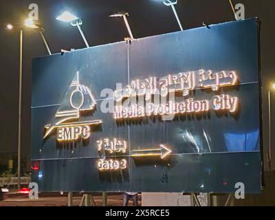 Gizeh, Ägypten, 25. April 2024: EMPC Egyptian Media Production City Gate 2 at Night, ein Informations- und Medienkomplex in der Nähe von Kairo in Ägypten, gelistet Stockfoto