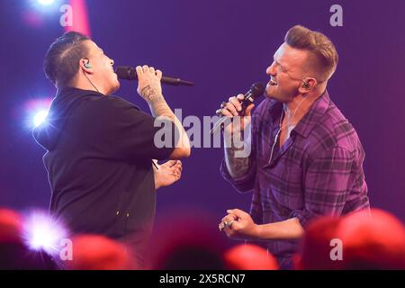 Die Giovanni Zarrella Show Kerstin Ott und Ben Zucker singen im Duett. Die Giovanni Zarrella Show. Aufzeichnung der ZDF Sendung am 07.05.2024 in der Baden-Arena Offenburg. Baden Württemberg, Deutschland. Ausstrahlung voraussichtlich am 21.09.2024 um 20,15 Uhr im ZDF. *** Die Giovanni Zarrella Show Kerstin Ott und Ben Zucker singen im Duett die Giovanni Zarrella Show Aufnahme des ZDF-Programms am 07 05 2024 in der Baden Arena Offenburg Baden Württemberg, Deutschland Broadcast erwartet am 21 09 2024 um 20 15 Uhr im ZDF Stockfoto