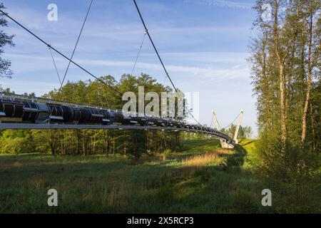 Wärmeleitbrücke von der Seite mit dem Baum. Industriearchitektur in der Landlandschaft Stockfoto