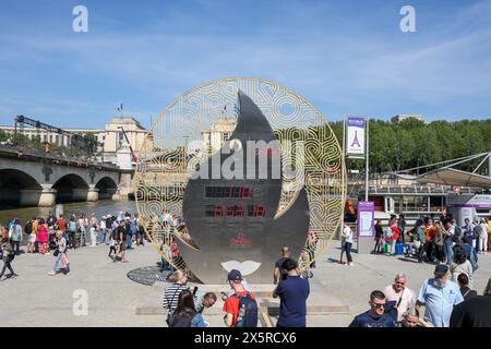 Frankreich. Mai 2024. © PHOTOPQR/VOIX DU NORD/Thierry Thorel ; 10/05/2024 ; Paris, le 10 mai 2024 - La capitale de la France va accueillir les Jeux Olympiques et les Jeux paralympiques, ici le decompte avant le debüt des jeux - Foto : Thierry Thorel/La Voix du Nord Paris, 10. Mai 2024 - die Hauptstadt Frankreichs wird Austragungsort der Olympischen Spiele und der Paralympischen Spiele sein. Die Vorbereitungen sind in der Heimstrecke und die Olympischen Spiele sind überall Credit: MAXPPP/Alamy Live News Stockfoto