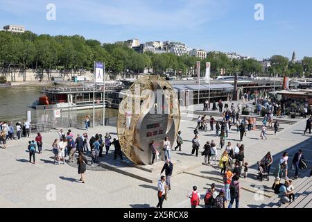 Frankreich. Mai 2024. © PHOTOPQR/VOIX DU NORD/Thierry Thorel ; 10/05/2024 ; Paris, le 10 mai 2024 - La capitale de la France va accueillir les Jeux Olympiques et les Jeux paralympiques, ici le decompte avant le debüt des jeux - Foto : Thierry Thorel/La Voix du Nord Paris, 10. Mai 2024 - die Hauptstadt Frankreichs wird Austragungsort der Olympischen Spiele und der Paralympischen Spiele sein. Die Vorbereitungen sind in der Heimstrecke und die Olympischen Spiele sind überall Credit: MAXPPP/Alamy Live News Stockfoto