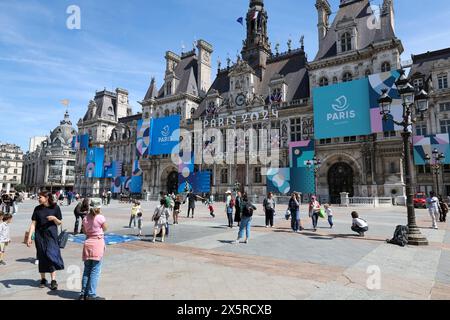 Frankreich. Mai 2024. © PHOTOPQR/VOIX DU NORD/Thierry Thorel ; 10/05/2024 ; Paris, le 10 mai 2024 - La capitale de la France va accueillir les Jeux Olympiques et les Jeux paralympiques, ici la mairie aux Couleurs des jeux - Foto : Thierry Thorel/La Voix du Nord Paris, 10. Mai 2024 - die Hauptstadt Frankreichs wird Austragungsort der Olympischen Spiele und der Paralympischen Spiele sein. Die Vorbereitungen sind in der Heimstrecke und die Olympischen Spiele sind überall Credit: MAXPPP/Alamy Live News Stockfoto