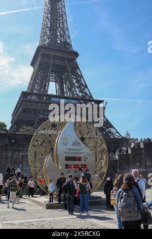 Frankreich. Mai 2024. © PHOTOPQR/VOIX DU NORD/Thierry Thorel ; 10/05/2024 ; Paris, le 10 mai 2024 - La capitale de la France va accueillir les Jeux Olympiques et les Jeux paralympiques, ici le decompte avant le debüt des jeux - Foto : Thierry Thorel/La Voix du Nord Paris, 10. Mai 2024 - die Hauptstadt Frankreichs wird Austragungsort der Olympischen Spiele und der Paralympischen Spiele sein. Die Vorbereitungen sind in der Heimstrecke und die Olympischen Spiele sind überall Credit: MAXPPP/Alamy Live News Stockfoto