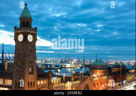 St. Pauli-Landungsbrücken, Landungsbrücken, Spurturm, Uhrturm, Lichtspuren von Autos, Blaue Stunde, Hamburg, Deutschland Stockfoto