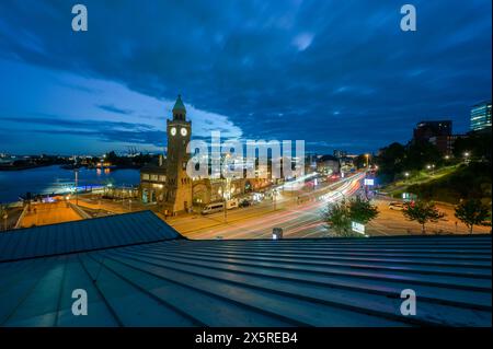 St. Pauli-Landungsbrücken, Landungsbrücken, Spurturm, Uhrturm, Lichtspuren von Autos, Blaue Stunde, Hamburg, Deutschland Stockfoto