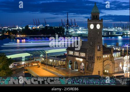 St. Pauli-Landungsbrücken, Landungsbrücken, Spurturm, Uhrturm, Lichtspuren von Autos, Blaue Stunde, Hamburg, Deutschland Stockfoto