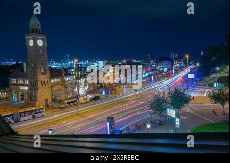 St. Pauli-Landungsbrücken, Landungsbrücken, Spurturm, Uhrturm, Lichtspuren von Autos, Blaue Stunde, Hamburg, Deutschland Stockfoto