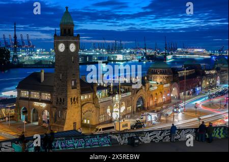 St. Pauli-Landungsbrücken, Landungsbrücken, Spurturm, Uhrturm, Lichtspuren von Autos, Blaue Stunde, Hamburg, Deutschland Stockfoto