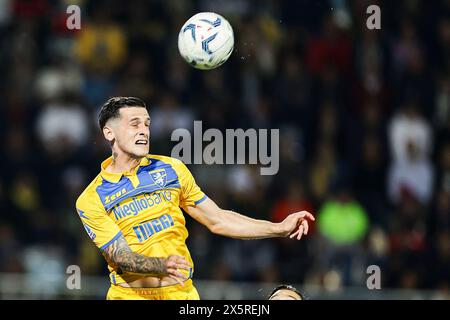 Frosinones italienischer Verteidiger Emanuele Valeri kontrolliert den Ball während des Fußballspiels der Serie A zwischen Frosinone Calcio und Inter im Benito Stirpe-Stadion in Frosinone, Italien am 10. Mai 2024. Stockfoto