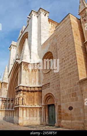 Tarragonas Kathedrale Saint Thecla, erbaut von 1170 bis 1331 in einer Mischung aus romanischen und gotischen Stilen Stockfoto