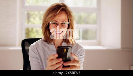 Lesen Sie Online-Nachrichten Medien Auf Laptop Und Handy Stockfoto