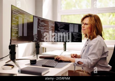 Programmierklassen. Web Developer Coder In Office Stockfoto