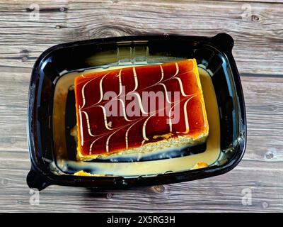 A tres leches Kuchen, pan tres leches, ein Biskuit getränkt in drei Arten Milch, verdunstet, kondensiert und Vollmilch, bedeckt mit Schlagsahne und Stockfoto