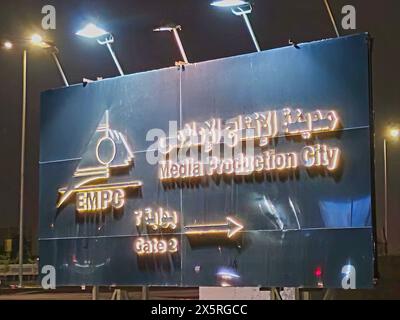 Gizeh, Ägypten, 25. April 2024: EMPC Egyptian Media Production City Gate 2 at Night, ein Informations- und Medienkomplex in der Nähe von Kairo in Ägypten, gelistet Stockfoto