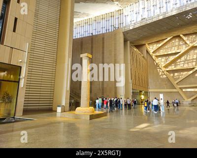 Gizeh, Ägypten, 13. April 2024: Details des Großen Ägyptischen Museums, des Gizeh-Museums, Ägyptens Geschenk an die Welt, des größten archäologischen Museums im Wor Stockfoto