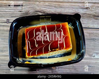 A tres leches Kuchen, pan tres leches, ein Biskuit getränkt in drei Arten Milch, verdunstet, kondensiert und Vollmilch, bedeckt mit Schlagsahne und Stockfoto