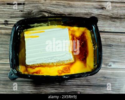 Brulee Trinity verbrannte Creme mit Schlagsahne und Creme Caramel, ein Dessert aus einer reichhaltigen Puddingbasis mit einer Schicht aus gehärtetem Karamell Stockfoto