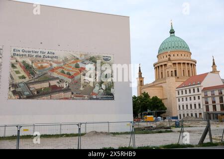 Ein großformatiges Plakate am Gebäude der Stadt- und Landesbibliothek informiert über das neue Wohn- und Geschäftsviertel am Alten Markt in Potsdam, 10. Mai 2024. Rechts die Nikolaikirche. Baustelle Alter Markt Potsdam *** Ein großformatiges Poster zum Gebäude der Stadt- und Landesbibliothek informiert über das neue Wohn- und Geschäftsviertel am Alten Markt in Potsdam, 10. Mai 2024 rechts, die Nikolaikirche-Baustelle Alter Markt Potsdam Stockfoto