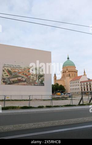 Ein großformatiges Plakate am Gebäude der Stadt- und Landesbibliothek informiert über das neue Wohn- und Geschäftsviertel am Alten Markt in Potsdam, 10. Mai 2024. Rechts die Nikolaikirche. Baustelle Alter Markt Potsdam *** Ein großformatiges Poster zum Gebäude der Stadt- und Landesbibliothek informiert über das neue Wohn- und Geschäftsviertel am Alten Markt in Potsdam, 10. Mai 2024 rechts, die Nikolaikirche-Baustelle Alter Markt Potsdam Stockfoto