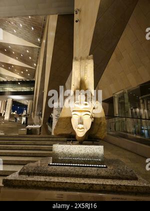 Gizeh, Ägypten, 13. April 2024: Denkmäler im Großen Ägyptischen Museum, Neues Gizeh Museum, Ägyptens Geschenk an die Welt, das größte archäologische Museum Stockfoto