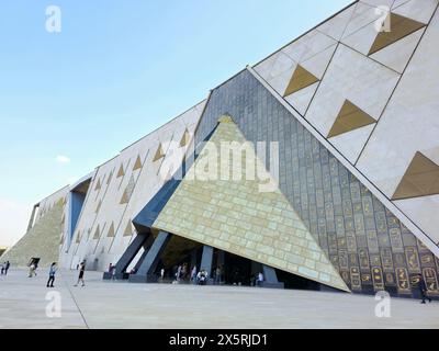 Gizeh, Ägypten, 13. April 2024: Außenansicht des JUWEL das große Ägyptische Museum, Gizeh Museum, Ägyptens Geschenk an die Welt, das größte archäologische Museum Stockfoto