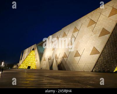 Gizeh, Ägypten, 13. April 2024: Außenansicht des JUWEL das große Ägyptische Museum, Gizeh Museum, Ägyptens Geschenk an die Welt, das größte archäologische Museum Stockfoto