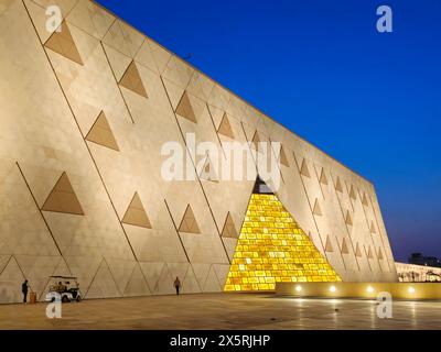 Gizeh, Ägypten, 13. April 2024: Außenansicht des JUWEL das große Ägyptische Museum, Gizeh Museum, Ägyptens Geschenk an die Welt, das größte archäologische Museum Stockfoto