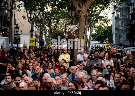 In Barcelona nimmt die Bevölkerung an der Kundgebung DES linken Pro-UNABHÄNGIGKEITSPARTEIPOKALS Teil, die im Vorfeld der katalanischen Regionalwahlen am 12. Mai stattfindet. Stockfoto