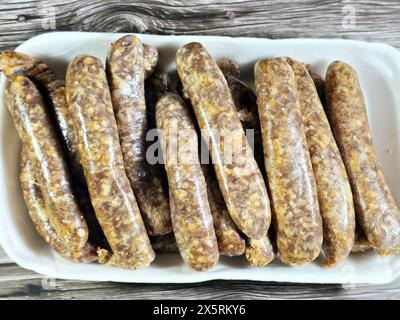 Nahöstliche rohe Rindfleischwurst, ägyptische Würstchen. Es ist eine trockene, gewürzte Wurst, entweder Rind oder Lamm, die im Nahen Osten verzehrt wird, rohes Fleisch fertig Stockfoto