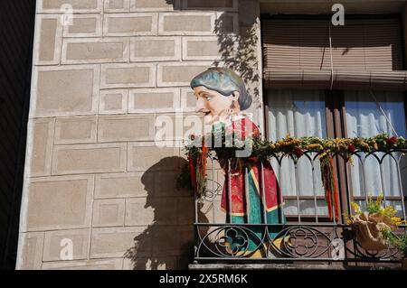 Eine alte Frau aus Pappe wird auf einem Balkon beim Blumenfest von Girona gemalt. Temps de Flors 2024 Stockfoto