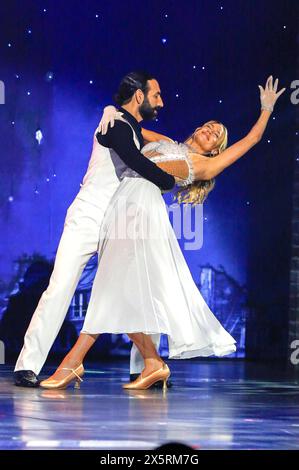 Lulu Lewe mit Massimo Sinato in der zehnten Live-Show der 17. Staffel der RTL-Tanzshow Let s Dance im Musical Dome. Köln, 10.05.2024 *** Lulu Lewe mit Massimo Sinato in der zehnten Live-Show der 17. Staffel der RTL Dance Show Let s Dance in the Musical Dome Köln, 10 05 2024 Foto:XR.xSchmiegeltx/xFuturexImagex lets dance1005 4579 Stockfoto