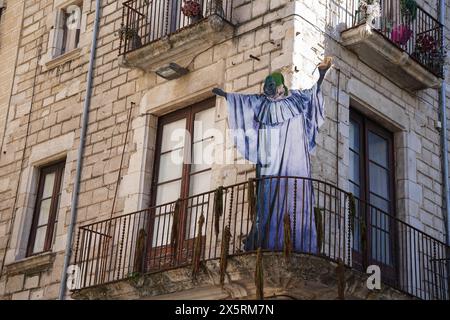 Eine Hexenstatue in blauem Gewand steht auf einem Balkon. Girona in Temps de Flors 2024 Stockfoto