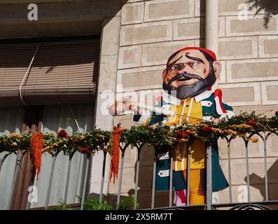 Riesiger Papppirat, der auf einem Balkon steht. Blumenfest in Girona. Temps de Flors 2024 Stockfoto