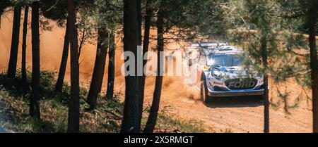 WRC Rallye Portugal - SS6 Lousã - Adrien Fourmaux und Alexandre Coria - Ford Puma Rally1 Hybrid - Schwenken in einer Ecke im Wald Stockfoto