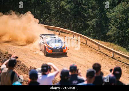 WRC Rally Portugal - SS6 Lousã - Ott Tänak und Martin Järveoja - Hyundai i20 N Rally1 Hybrid - Fans, die Fotos oder Videos aufnehmen Stockfoto