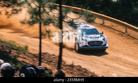 WRC Rallye Portugal - SS6 Lousã - Adrien Fourmaux und Alexandre Coria - Ford Puma Rally1 Hybrid - Fans, die Fotos oder Videos machen Stockfoto