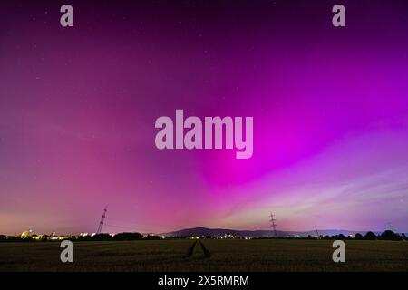 Polarlichter über Deutschland nach mehreren Sonnenstürmen Sonneneruptionen sind in der Nacht zwischen dem 10.05.2024 und dem 11.05.2024 am Himmel deutschlandweit sog. Polarlichter zu sehen. So ließ sich das Naturspektakel etwar hier in Hessen über dem Taunuskamm beobachten. Frankfurt am Main Hessen Deutschland *** Nordlichter über Deutschland nach mehreren Sonnenstürmen und Sonneneruptionen, in der Nacht vom 10. Mai 2024 auf den 11. Mai 2024 konnte hier in Hessen über dem Taunusgrat Frankfurt am Main Hessen G das Naturschauspiel beobachtet werden Stockfoto