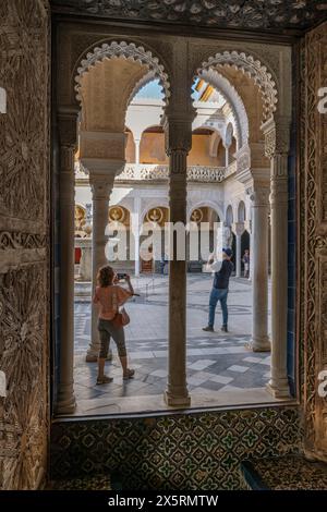 Touristen fotografieren die Innenräume des Hauses de Pilatos in Sevilla, Spanien Stockfoto