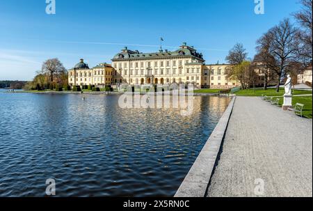 Blick auf den Palast Drottningholm in der Nähe von Stockholm, Schwedens königliche Residenz mit See an einem schönen sonnigen Tag Stockfoto