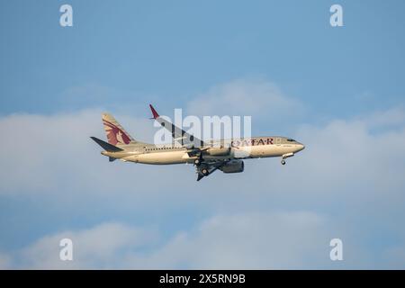 Doha, Katar - 03. Mai 2024: Qatar Airways Boeing 737 Max 8 Landing Hamad Airport Stockfoto