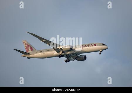 Doha, Katar - 05. Mai 2024: Qatar Airways Boeing 787-9 Dreamliner landet am Flughafen Doha Stockfoto