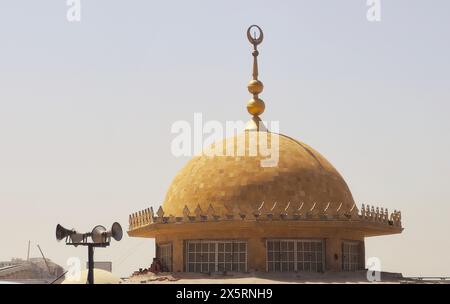 Kairo, Ägypten, März 31 2024: Al Salam Moschee Nasr City, Masjid Al Salam, die beige Kuppel der Moschee, eine der berühmten Moscheen in Nasr City Kairo Go Stockfoto