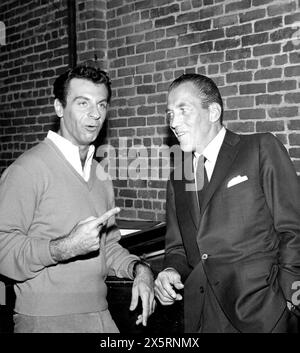 Der Comedian und Satiriker MORT SAHL und ED SULLIVAN hinter den Kulissen 1960 der US-TV-Talkshow SEE AMERICA WITH ED SULLIVAN: SAN FRANCISCO, die am Sonntag, den 16. Oktober 1960 auf CBS Television Network ausgestrahlt wurde Stockfoto